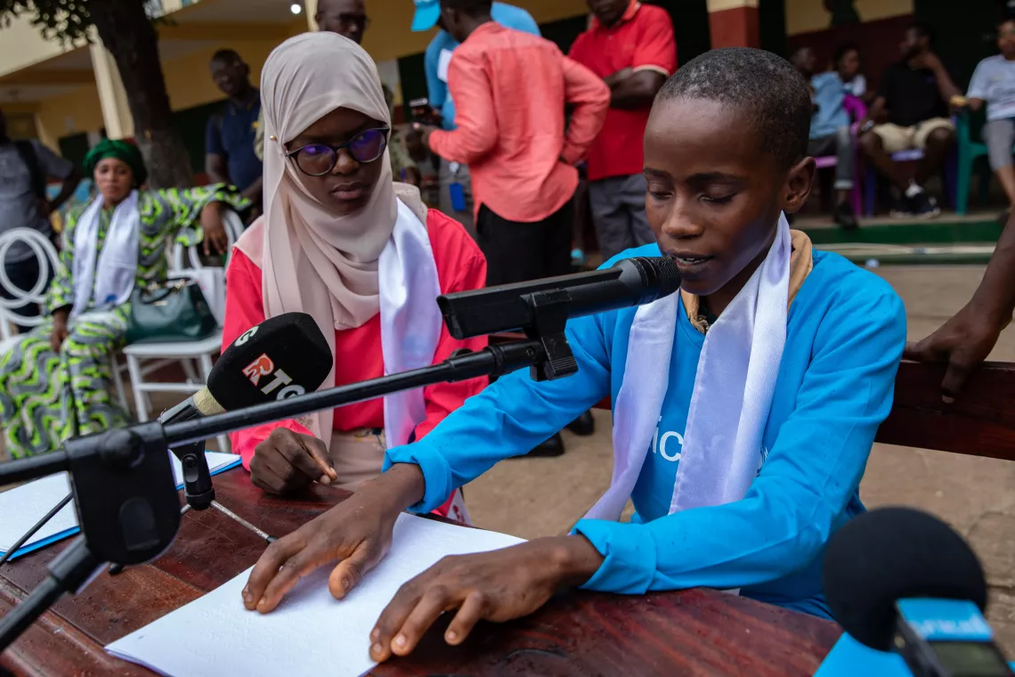 Lors de la Journ&eacute;e des Droits de l'Enfant, &Eacute;mile, 11 ans, a pris la place de F&eacute;lix Ackebo, Repr&eacute;sentant de l&rsquo;UNICEF en Guin&eacute;e.