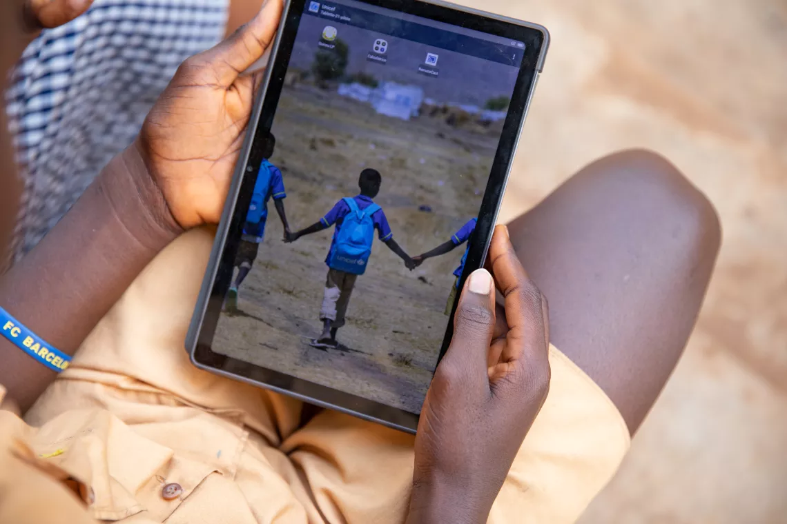 Mamadi, 16 ans, scolaris&eacute; &agrave; l'&eacute;cole publique de Ratoma Centre de Conakry, utilise la plateforme Learning Passport d&eacute;velopp&eacute;e par l'UNICEF et Microsoft.