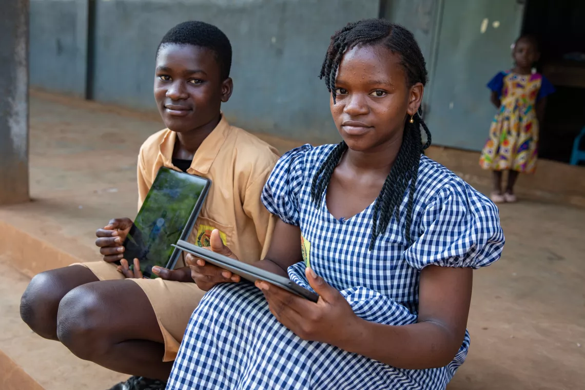 Keita, 13 ans et Mamadi, 16 ans, utilisent la plateforme Learning Passport, &eacute;cole publique de Ratoma Centre &agrave; Conakry. 