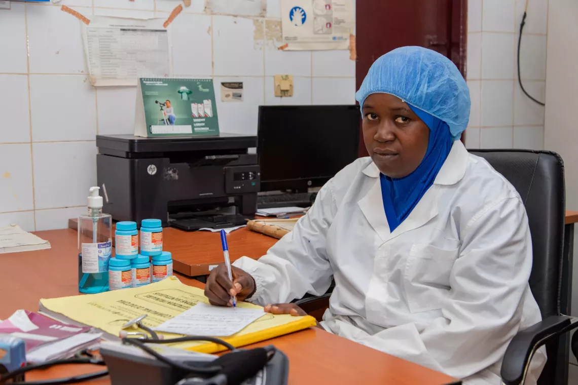Dr. Kadiatou Bald&eacute;, m&eacute;decin g&eacute;n&eacute;raliste au centre de sant&eacute; de Ratoma, &agrave; Conakry en Guin&eacute;e assure la prise en charge des personnes vivant avec le VIH/Sida.