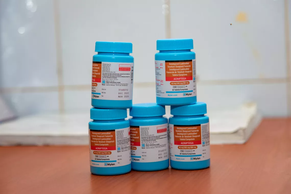 L'Acriptega, un m&eacute;dicament antir&eacute;troviral utilis&eacute; pour traiter le VIH, combine trois mol&eacute;cules en un seul comprim&eacute; pour lutter contre la r&eacute;plication du virus.
