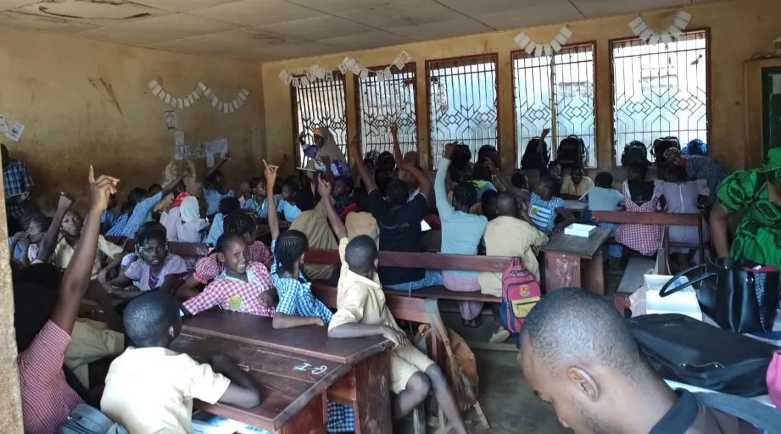Photo A. Dans cette salle de classe, on aper&ccedil;oit 6-7 &eacute;l&egrave;ves par tablette.