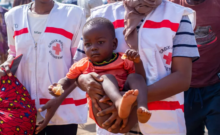 Suite &agrave; l'incendie d'un d&eacute;p&ocirc;t d'hydrocarbures &agrave; Conakry, en Guin&eacute;e, l&rsquo;UNICEF a soutenu la mobilisation de 18 travailleurs sociaux pour l&rsquo;accompagnement psychosocial des familles sinistr&eacute;es, en particulier pour prendre en charge 74 enfants non accompagn&eacute;s et/ou s&eacute;par&eacute;s de leurs proches et faciliter le placement en famille d'accueil de 5 enfants ayant leurs parents hospitalis&eacute;s.