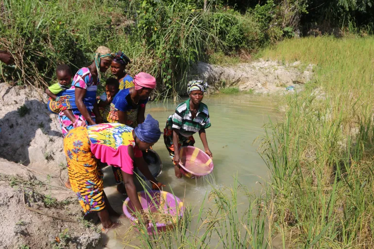 Des femmes qui puisent l'eau &agrave; la rivi&egrave;re