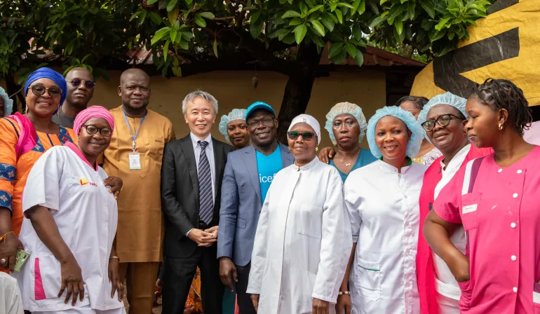 Son Excellence KATO Ryuichi, Ambassadeur du Japon en Guin&eacute;e et F&eacute;lix ACKEBO, Repr&eacute;sentant de l&rsquo;UNICEF en Guin&eacute;e, entour&eacute;s du personnel de sant&eacute; du Centre Hafia, Dixinn, Conakry, Guin&eacute;e.