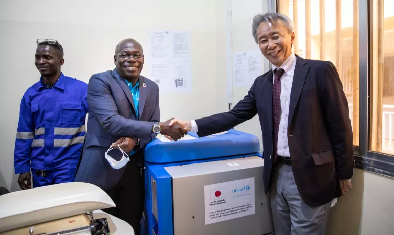 Son Excellence M. KATO Ryuichi, Ambassadeur dSon Excellence M. KATO Ryuichi, Ambassadeur du Japon en Guin&eacute;e et M. ACKEBO F&eacute;lix, Repr&eacute;sentant de l&rsquo;UNICEF en Guin&eacute;e. H&ocirc;pital de Enta Nord Conakry, Guin&eacute;e.u Japon en Guin&eacute;e et M. F&eacute;lix Ackebo, Repr&eacute;sentant de l&rsquo;UNICEF en Guin&eacute;e. Centre de sant&eacute; Enta Nord Conakry, Guin&eacute;e.