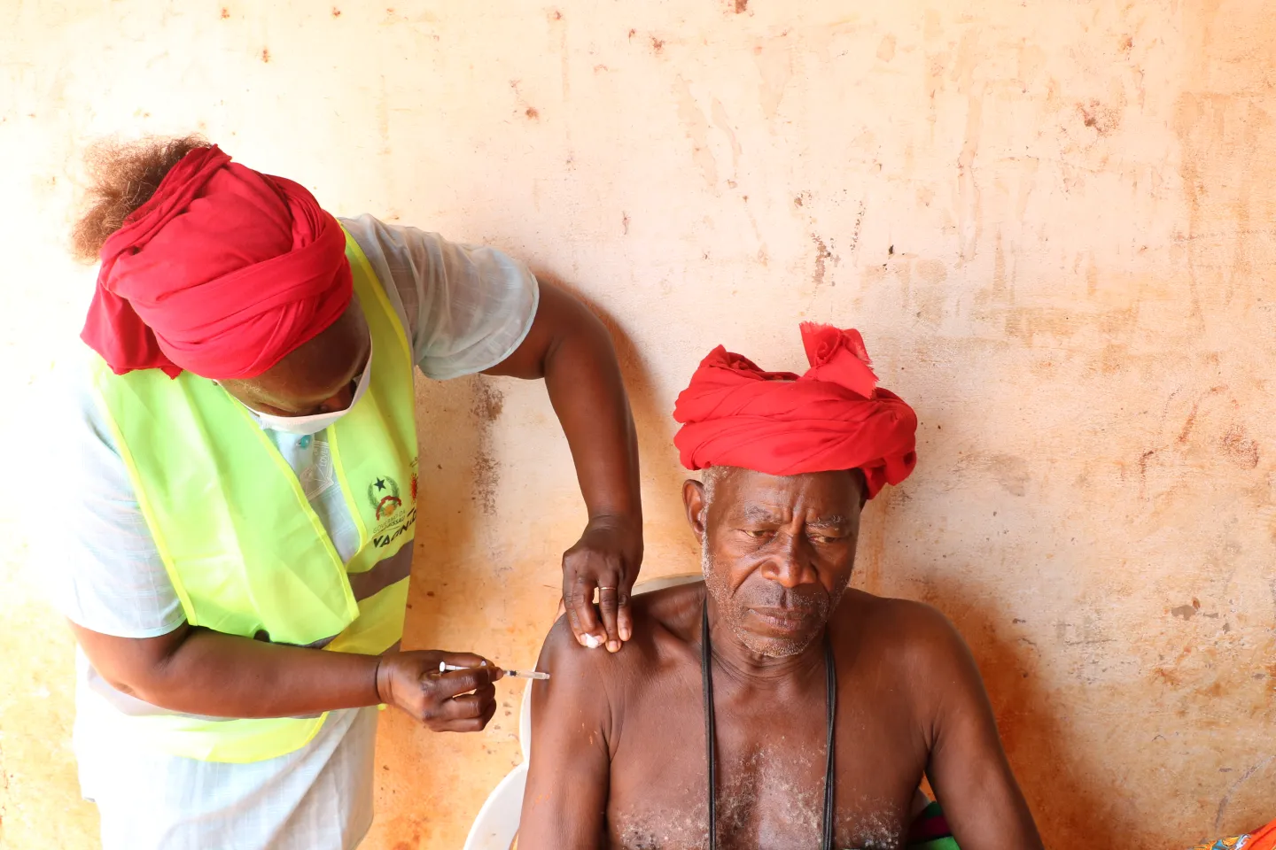 Silvina Lopes vaccinating Chief Casma C&oacute; in Ondame, Biombo Region 
