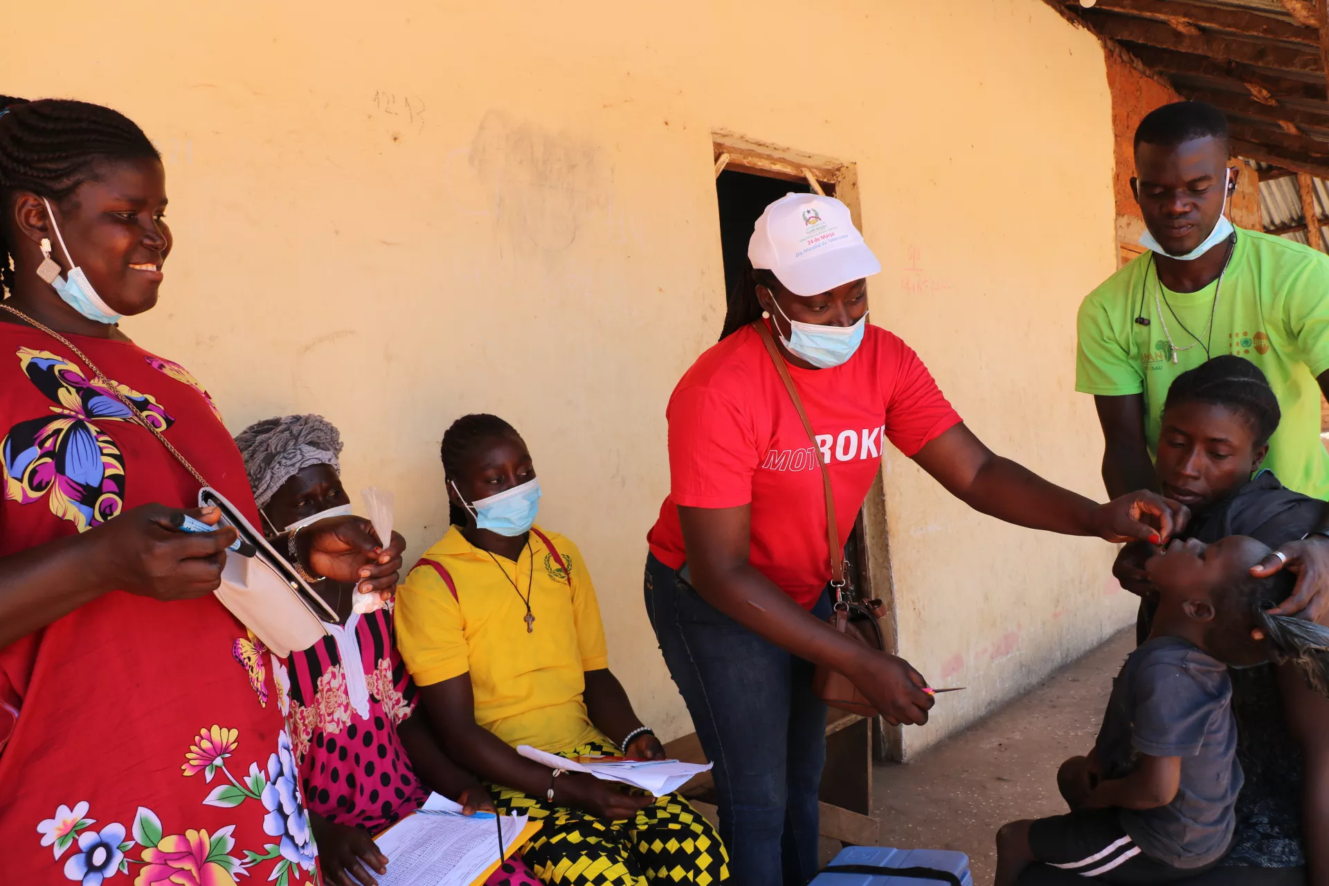 Tamara S&aacute; (nurse) administers two polio drops to Auzenda Cardoso&rsquo;s son, Sandrinho Jaime Aladge (aged 3) in Bubaque