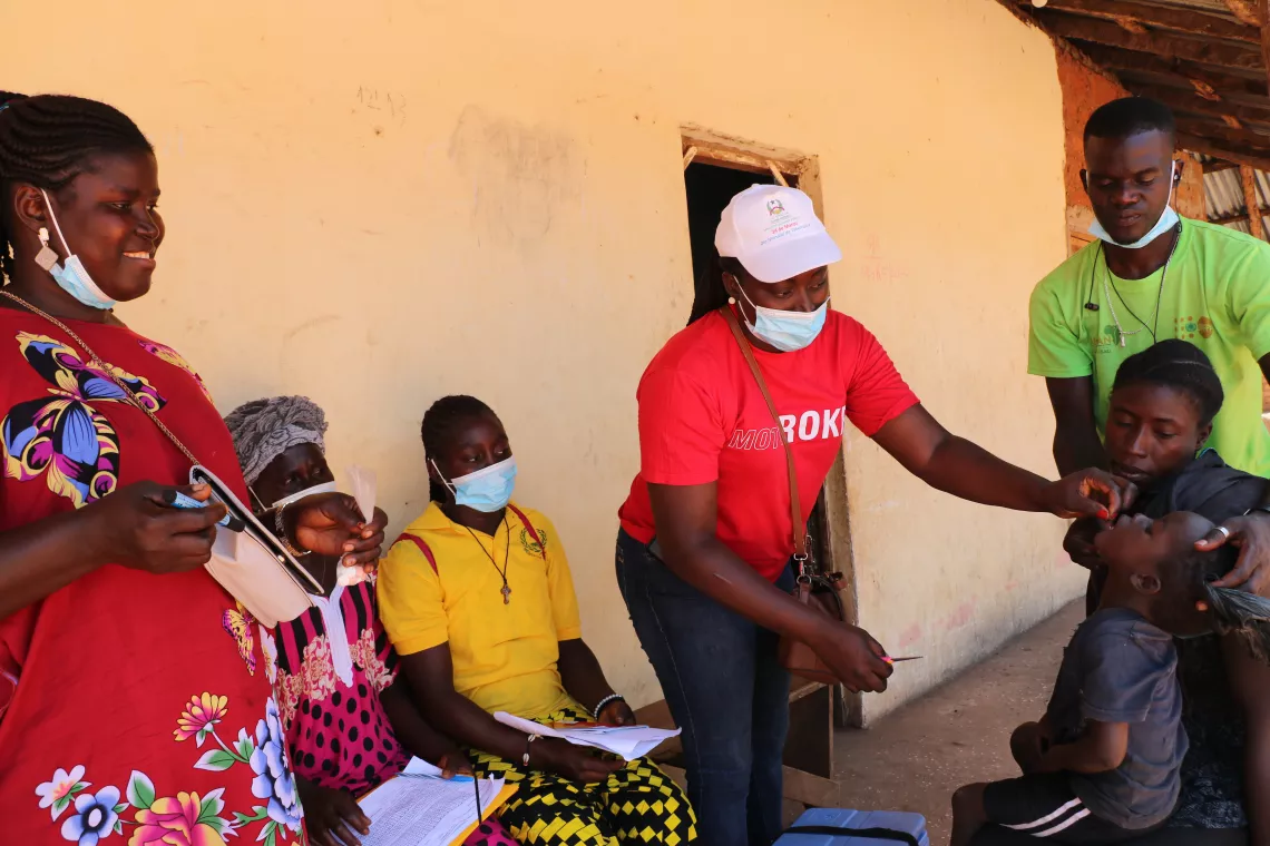 Tamara S&aacute; (nurse) administers two polio drops to Auzenda Cardoso&rsquo;s son, Sandrinho Jaime Aladge (aged 3) in Bubaque