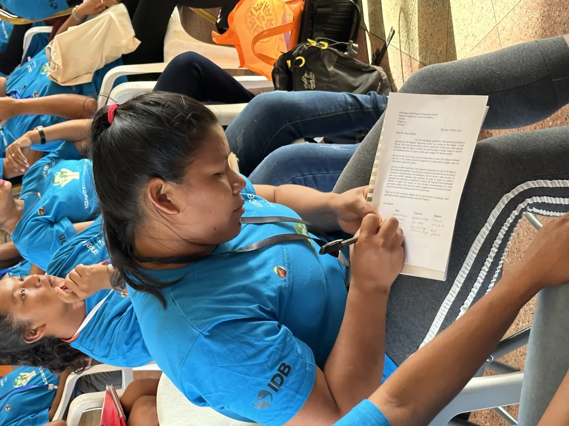 Participants sign drafted letter to the Regional Democratic Council