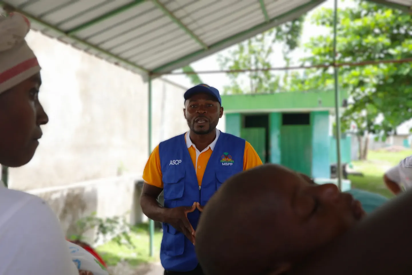 Fresnet, a Multipurpose Community Health Worker (ASCP), raises awareness among mothers about Vitamin A and breastfeeding. 