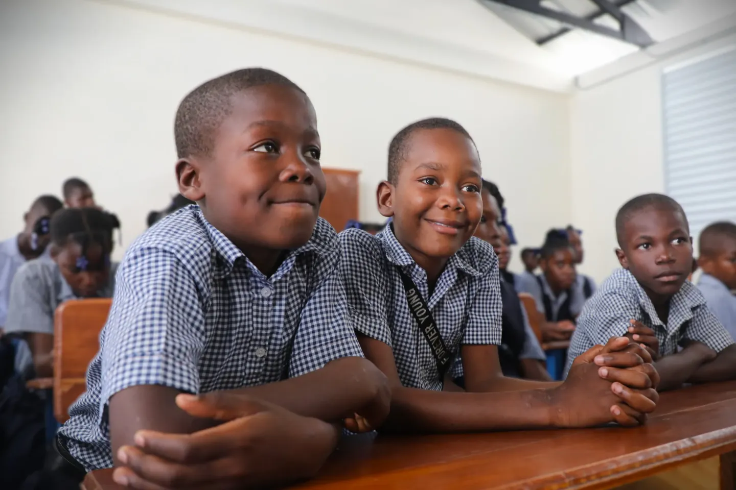 Deux enfants assis dans leur nouvelle salle de classe. 