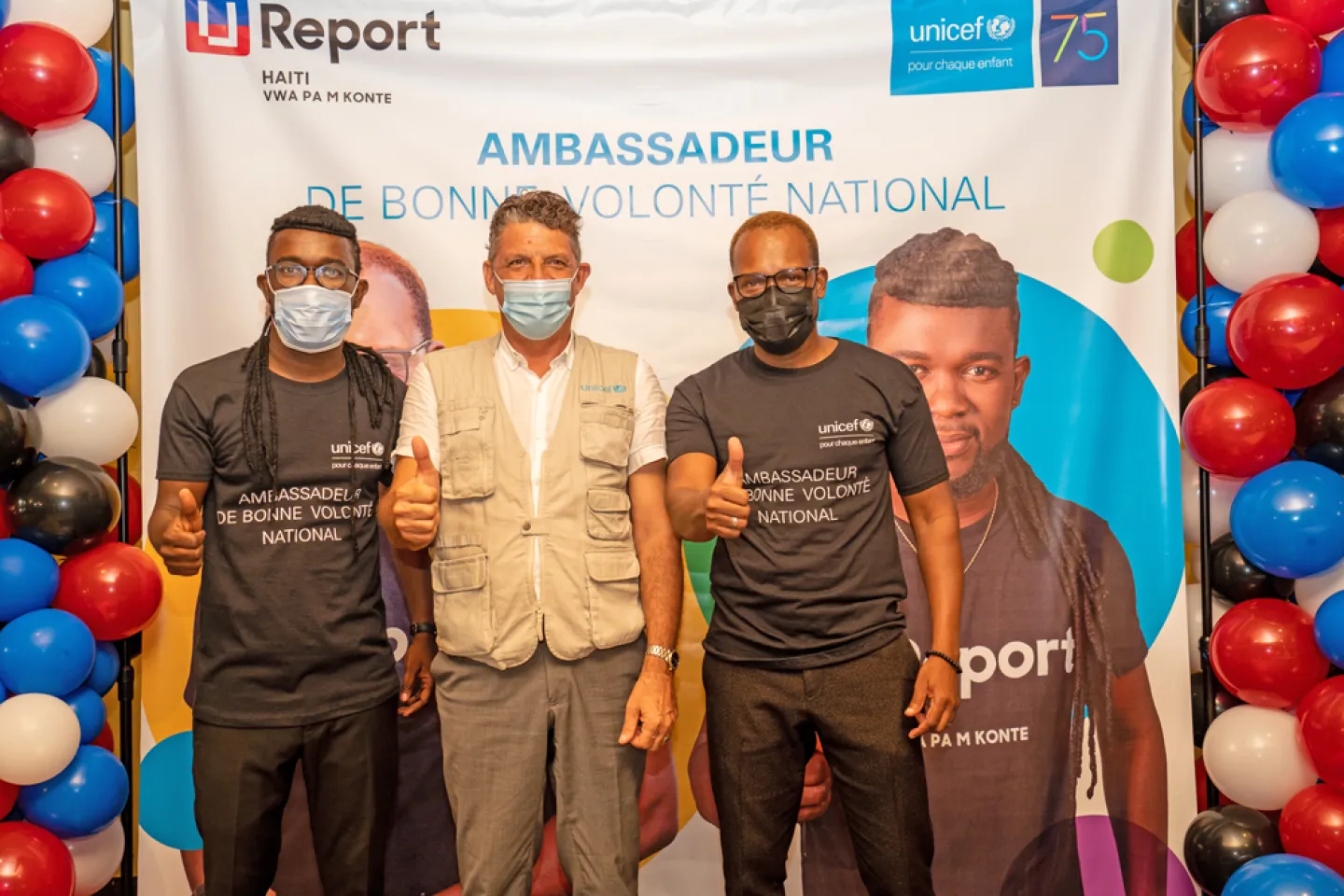 Les deux ambassadeurs nationaux avec le Representant de l'UNICEF en Ha&iuml;ti