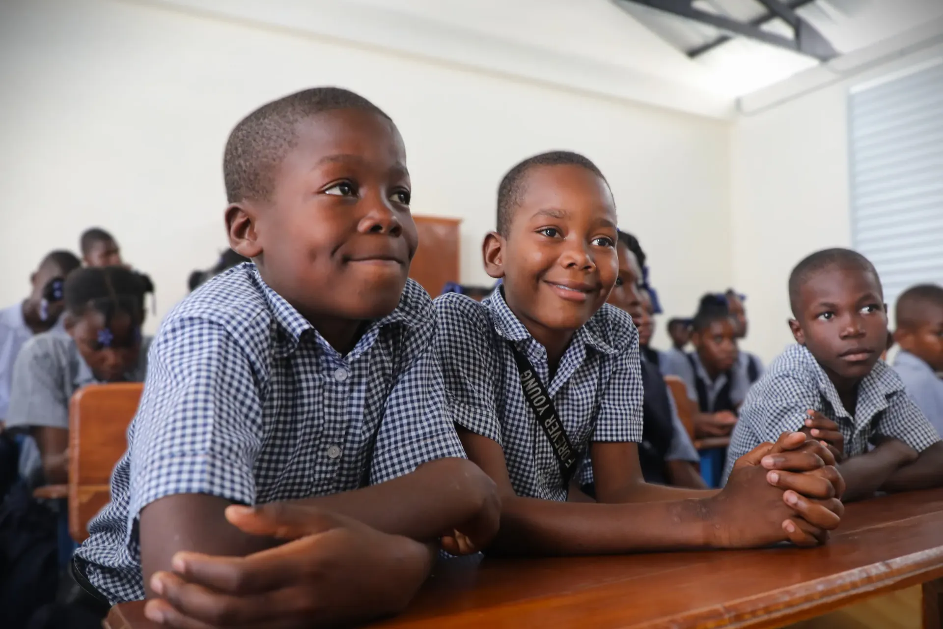 Deux enfants assis dans leur nouvelle salle de classe. 