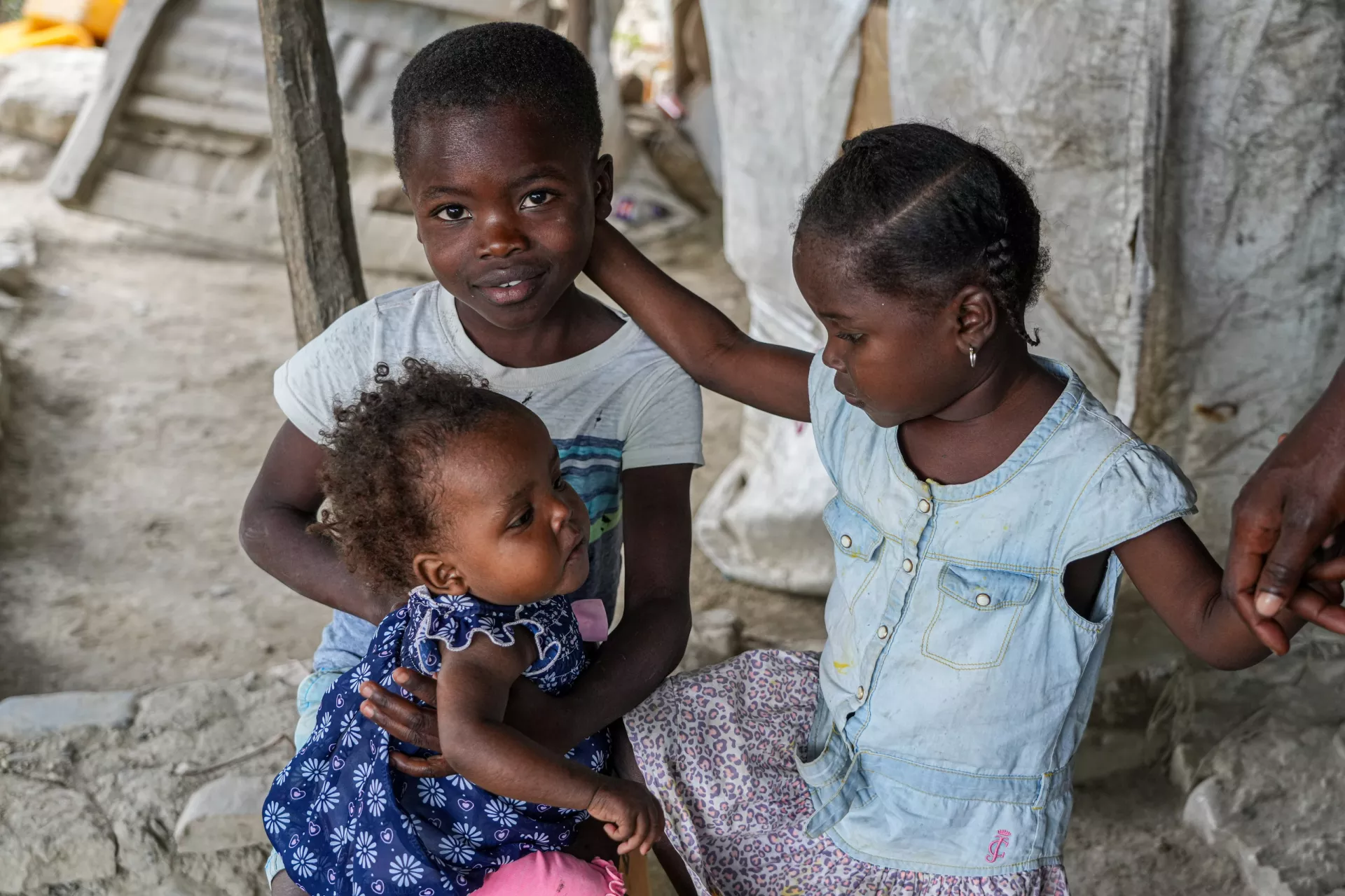 3 enfants jouent ensemble