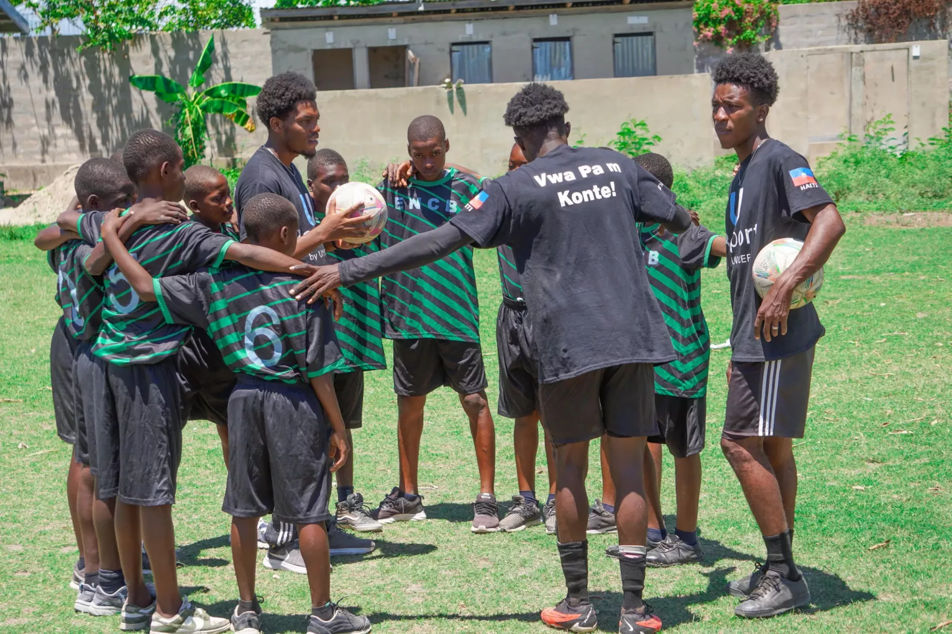 Dans la ville de Petite-Rivi&egrave;re de l'Artibonite, les U-Reporters ont pris l'initiative de former les enfants au football.