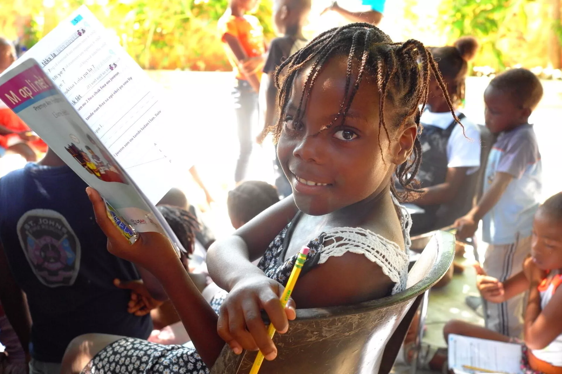 Un enfant dans un espace de support psycho-social dans le Sud 