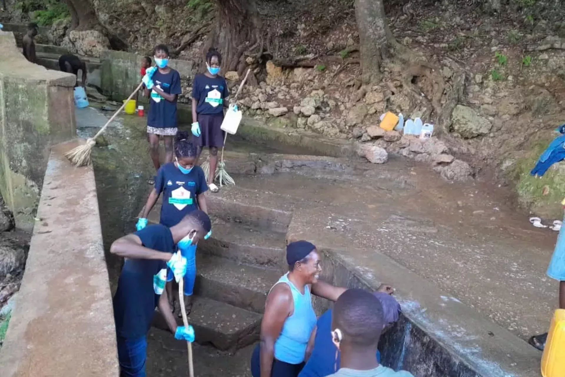 &Icirc;le de la Tortue U-Reporters clean the Montry water source.