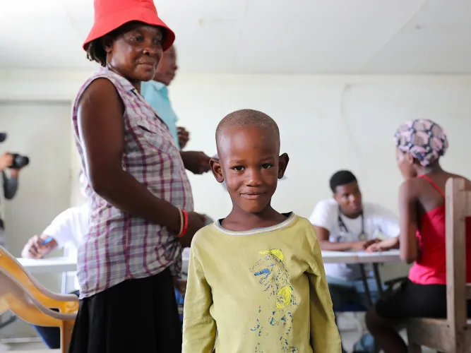 Lovenson, 5 ans, tout sourire apr&egrave;s sa consultation m&eacute;dicale 