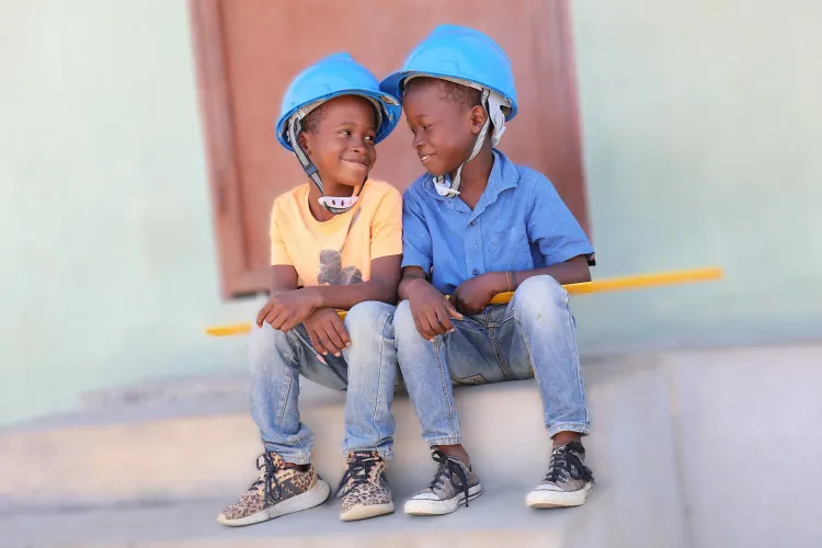 Djocinsky et Djocinson, 9 ans, assis c&ocirc;te &agrave; c&ocirc;te. 
