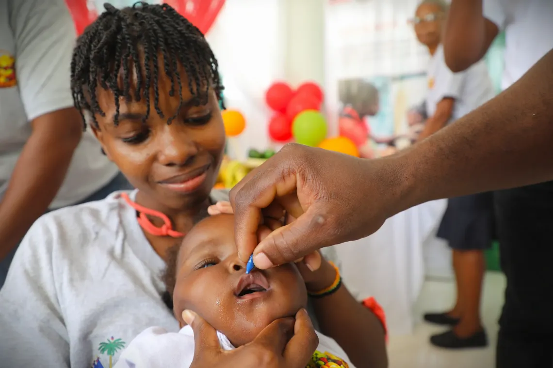 Mariana receives Vitamin A in the presence of her mother.