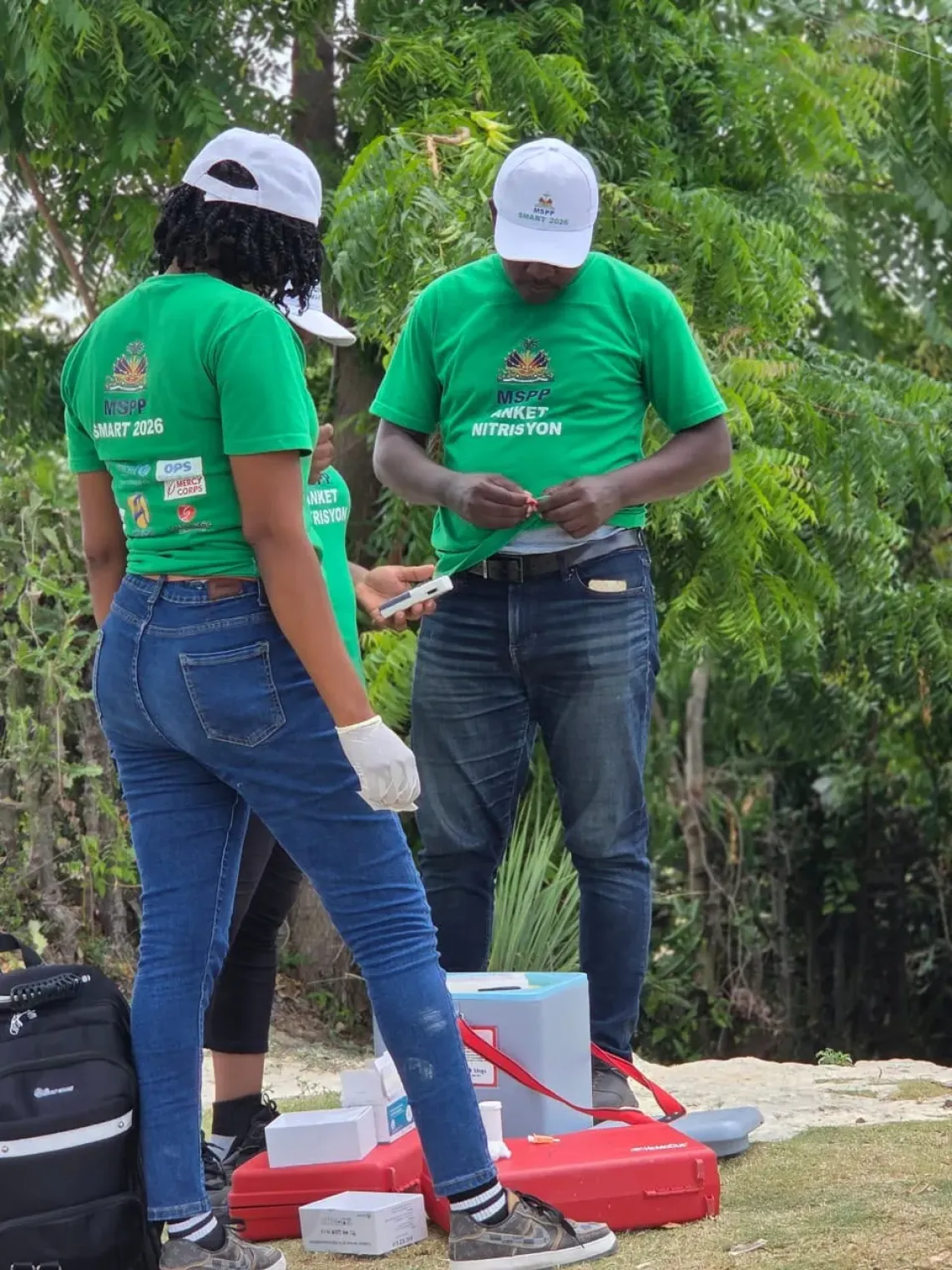Two health agent preparing their kits