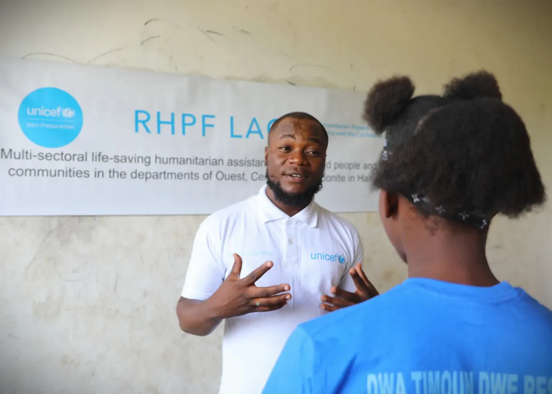 Eltive, charg&eacute; de protection pour la Fondation Zanmi Timoun, partenaire de l&rsquo;UNICEF, forme et sensibilise les jeunes.