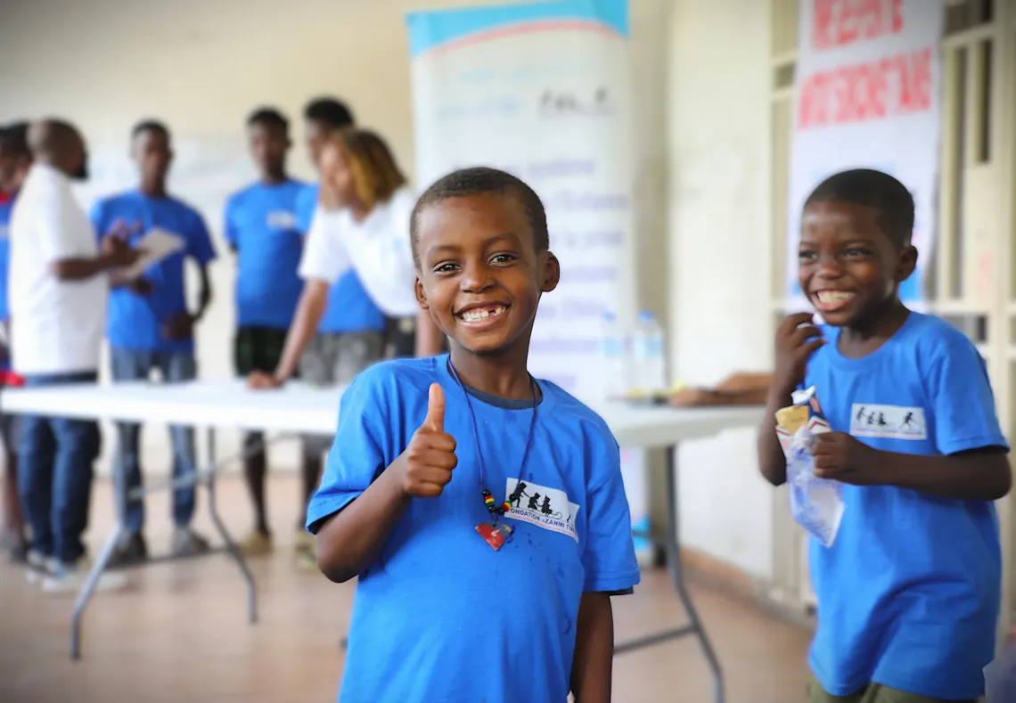 Hamsen, 5 ans, souriant apr&egrave;s sa participation &agrave; des activit&eacute;s de jeux r&eacute;cr&eacute;atifs.