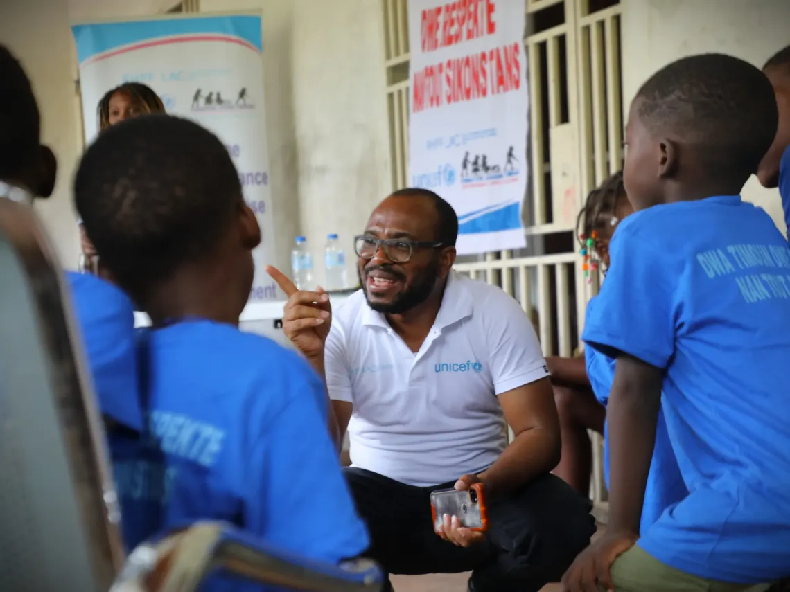 Wilky anime une activit&eacute; r&eacute;cr&eacute;ative et &eacute;ducative avec un groupe d'enfants sur le site