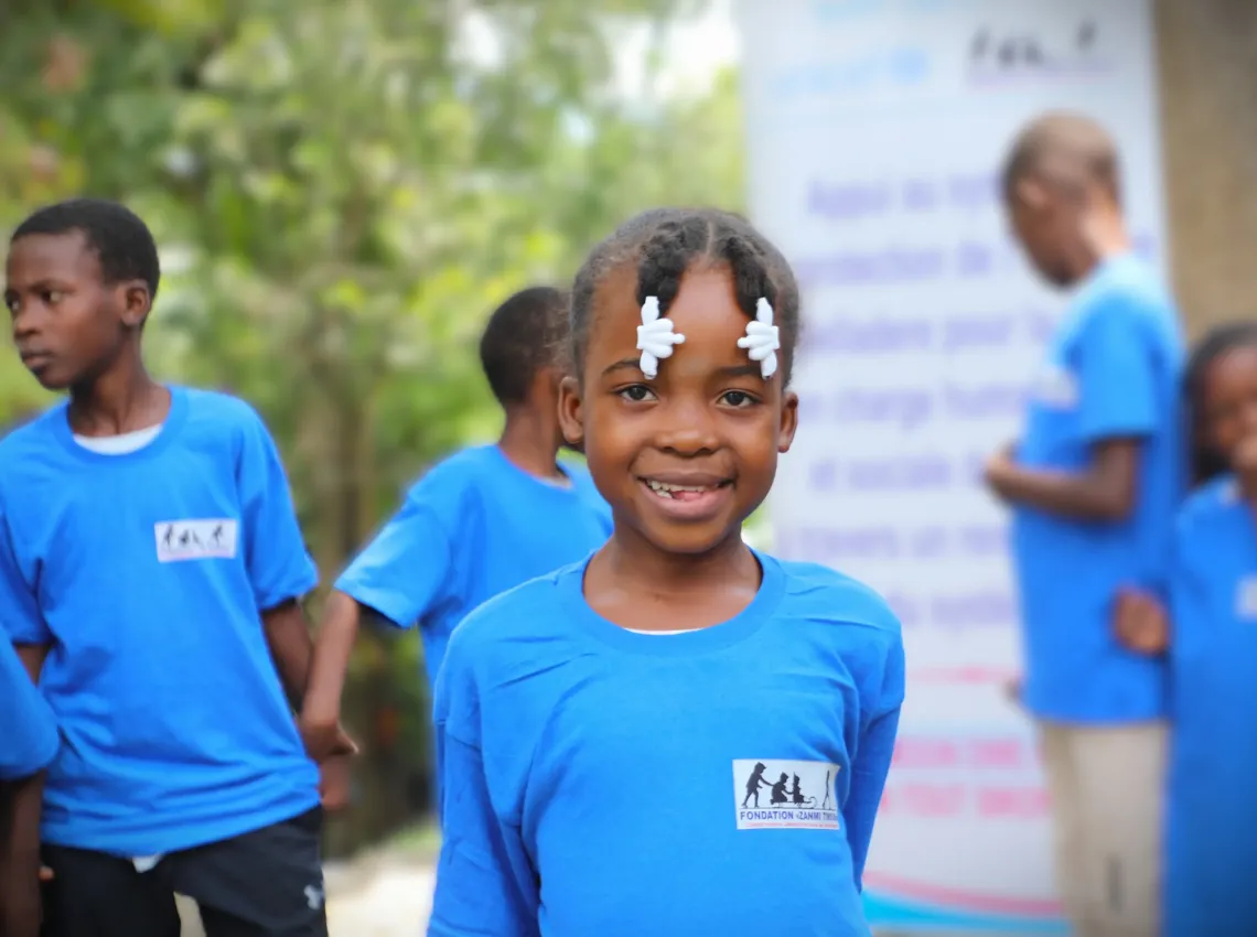 Lovenicka, 10 ans, participe &agrave; des jeux r&eacute;cr&eacute;atifs organis&eacute;s sur le site de d&eacute;plac&eacute;s de Ferme Le Blanc.
