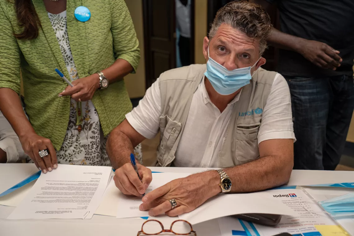 Le Repr&eacute;sentant de l'UNICEF en Haiti en train de signer l'accord de nomination