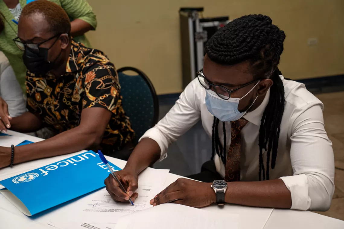 Jean Jean Roosevelt en train de signer son accord de nomination 