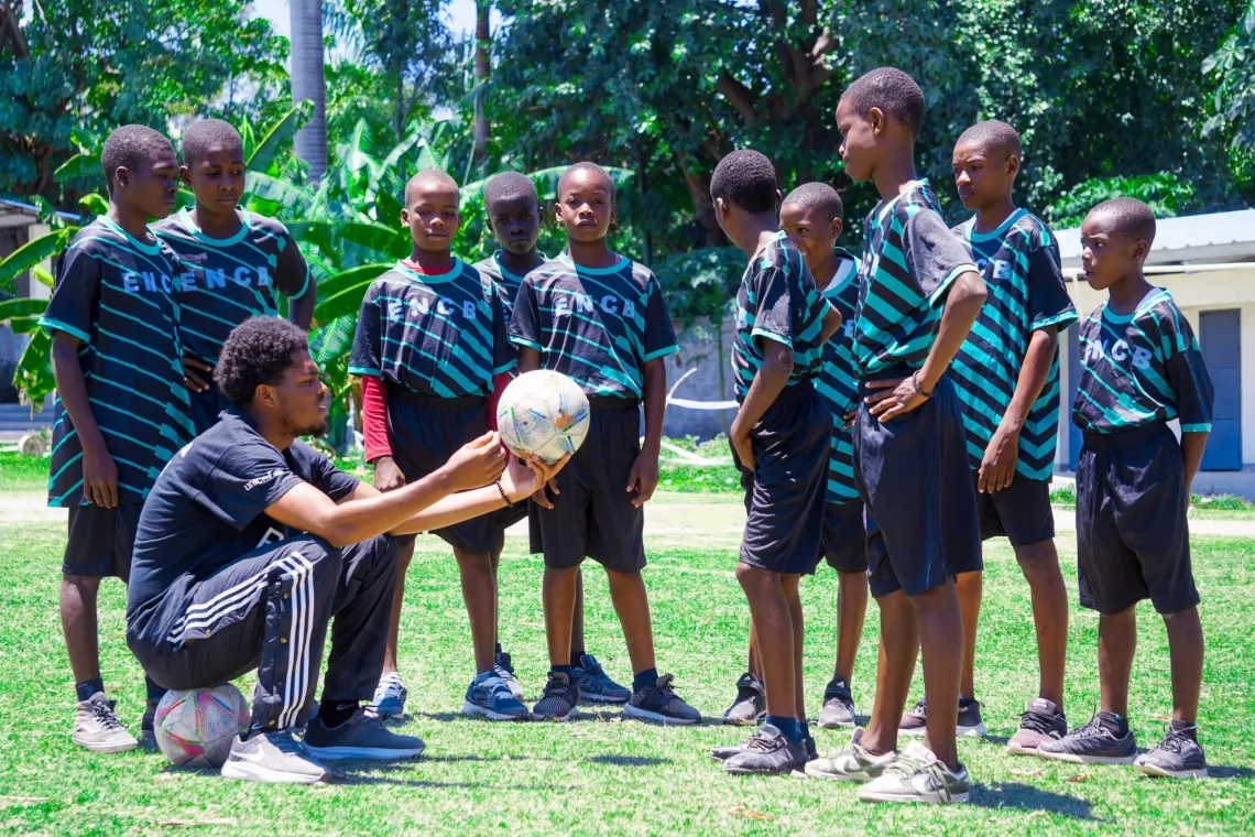 Cange Anderson, U-Reporter et footballeur, enseigne le sport aux enfants de sa communaut&eacute;.