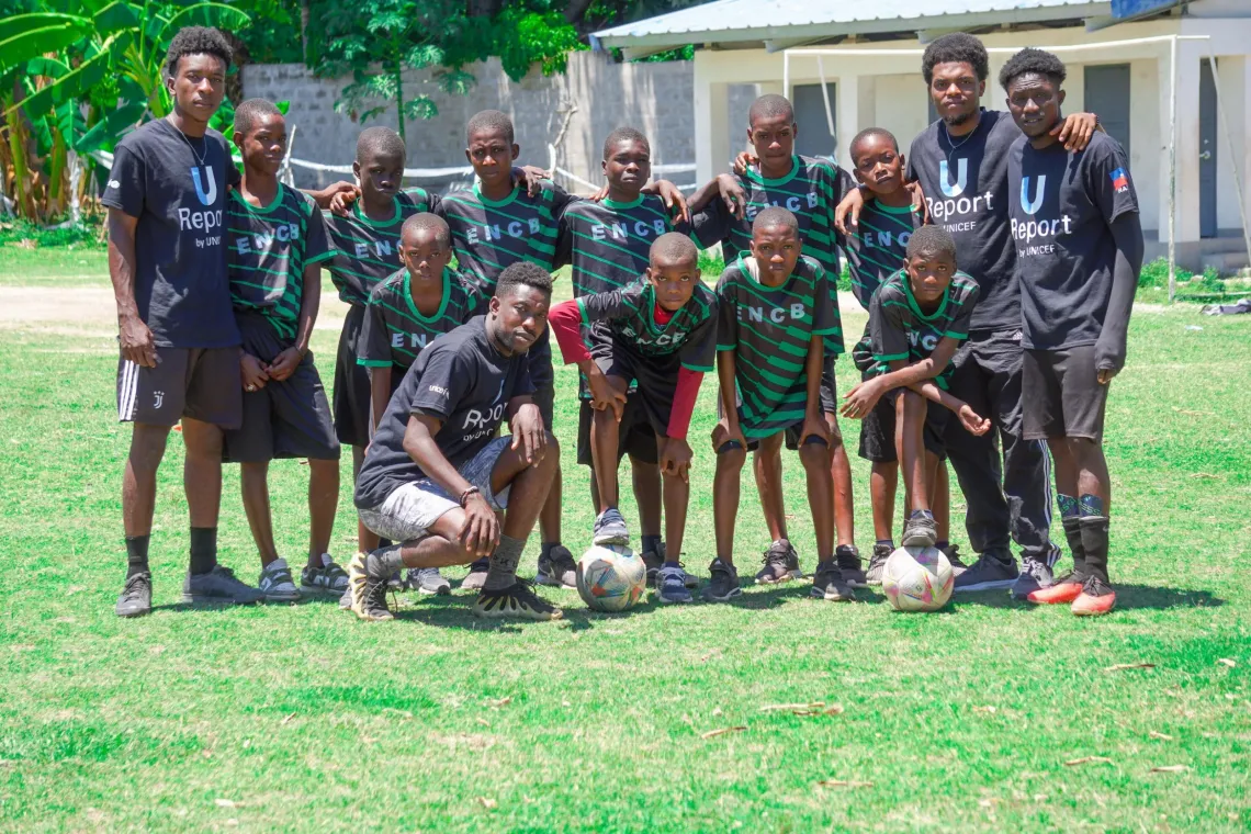 Les U-Reporters, avec une &eacute;quipe d&rsquo;enfants qu'ils forment au football.