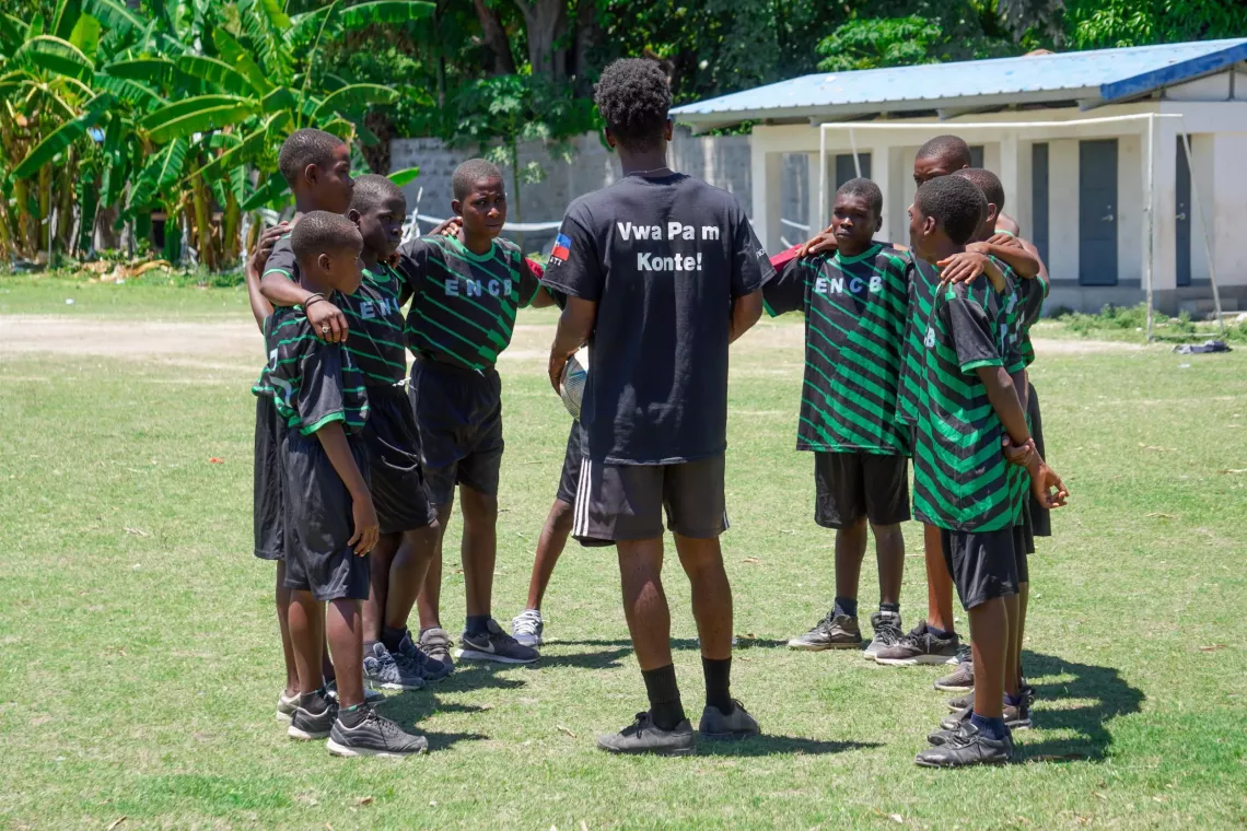 Benoit Bell Stephenley, footballeur et U-Reporter, enseigne la paix aux enfants par le football.
