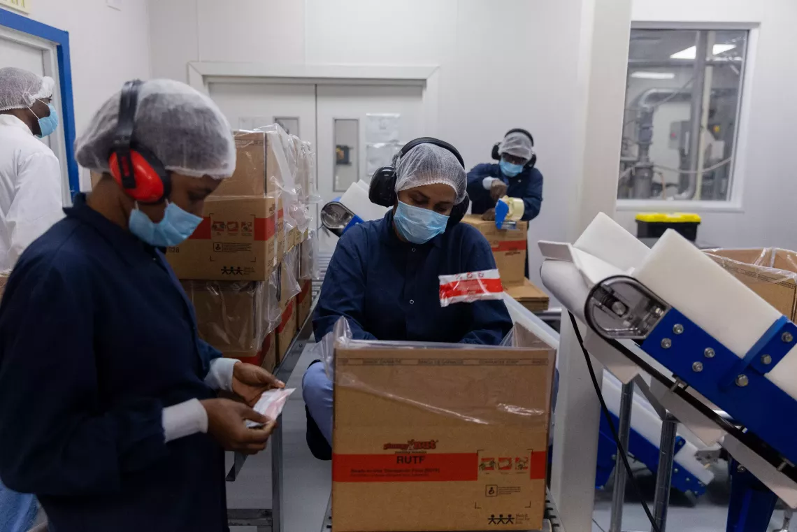 Les travailleurs de l'usine MFK pr&eacute;parent des bo&icirc;tes contenant des sachets d'ATPE.