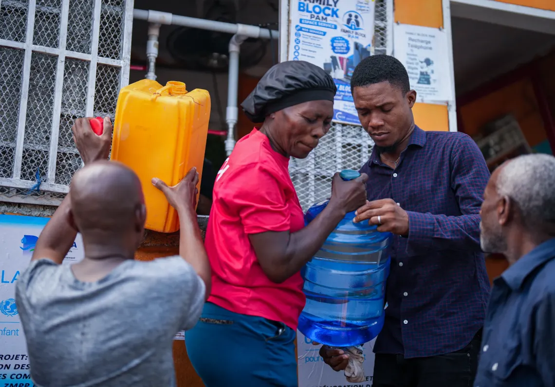 A single bucket is enough to reserve a place in the queue; Jean-Guerson helps his community.