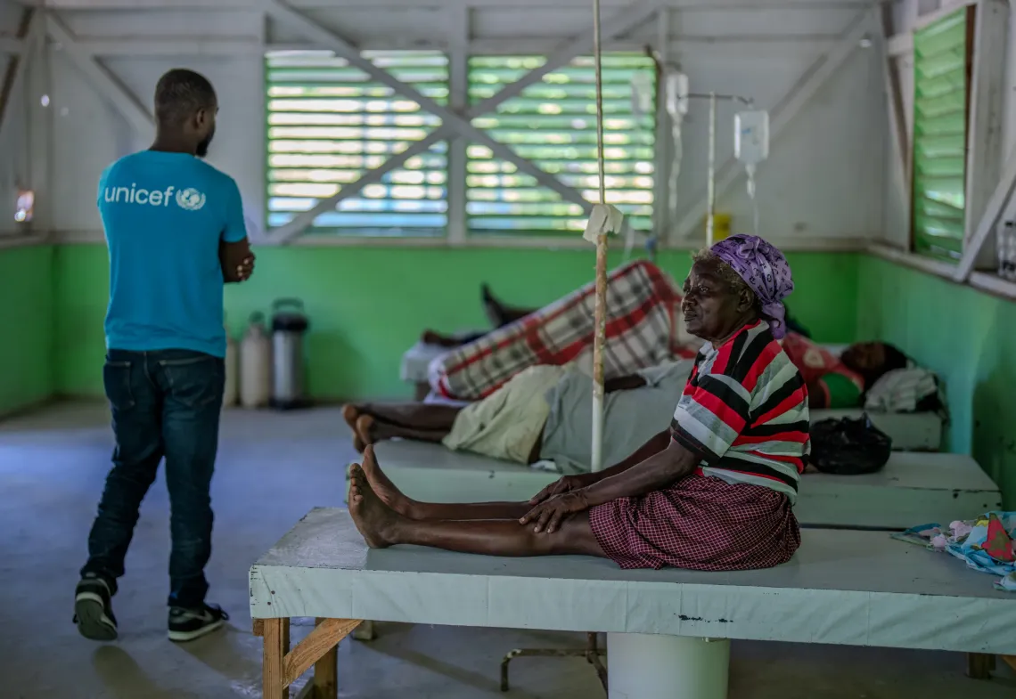 Un personnel de l&rsquo;UNICEF, en train de visiter les malades dans le centre de sant&eacute; de Belle-Anse.