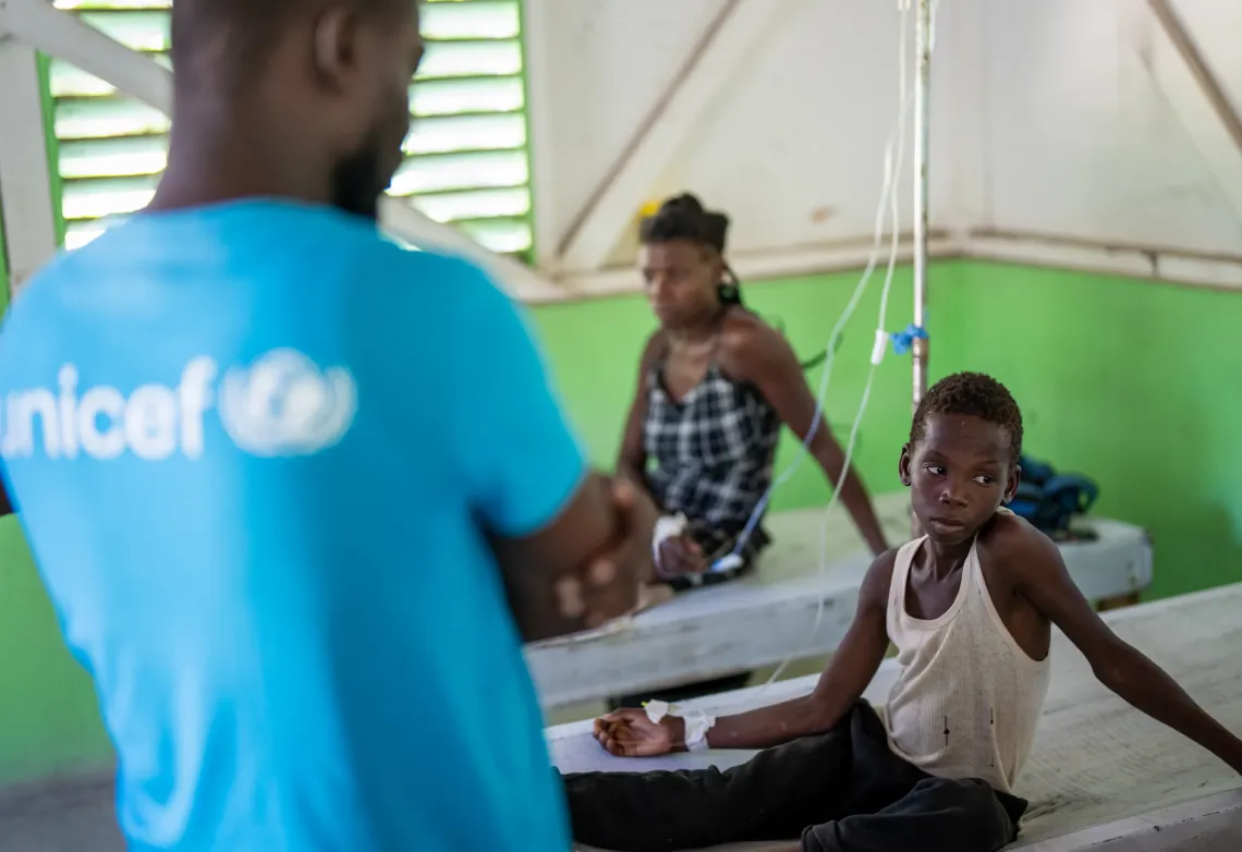 Kenson, 7 ans, re&ccedil;oit des soins au centre de sant&eacute; de Belle-Anse, soutenu par le MSPP et l&rsquo;UNICEF pour la pr&eacute;vention du chol&eacute;ra.