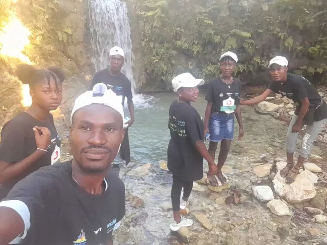 &Icirc;le de la Tortue U-Reporters clean the Montry water source.