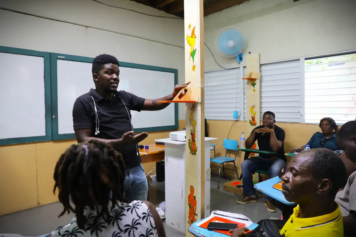 A man explaining how to use a stadiometer