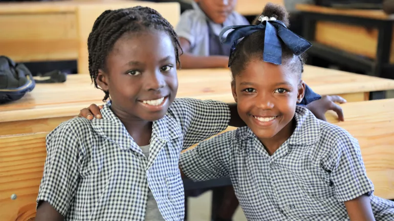 Deux &eacute;l&egrave;ves de l'Ecole nationale Ducasse Ren&eacute; sont contentes de reprendre le chemin de l'&eacute;cole.