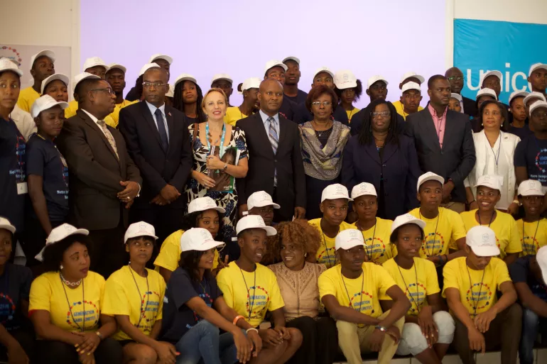 Une photo de famille avec les officiels et les jeunes 