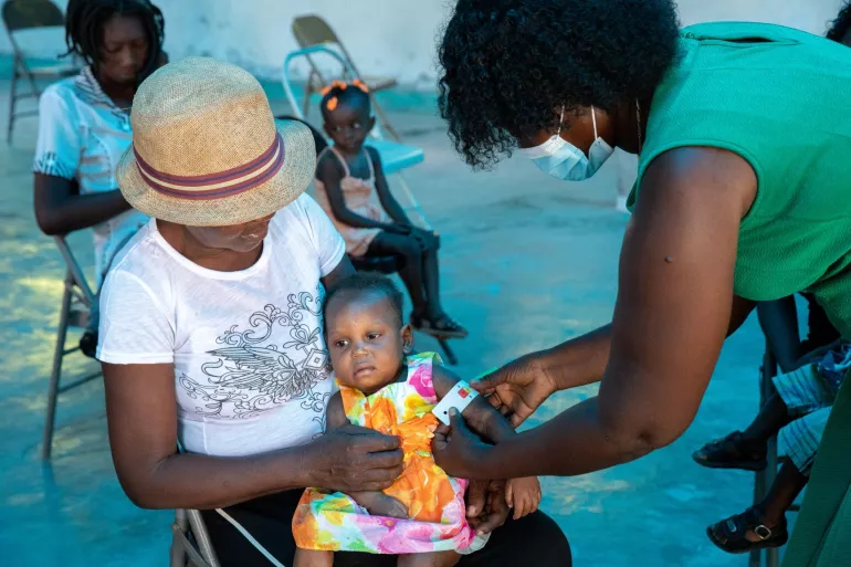 B&eacute;thanie en train de prendre le p&eacute;rim&egrave;tre brachial d'un enfant