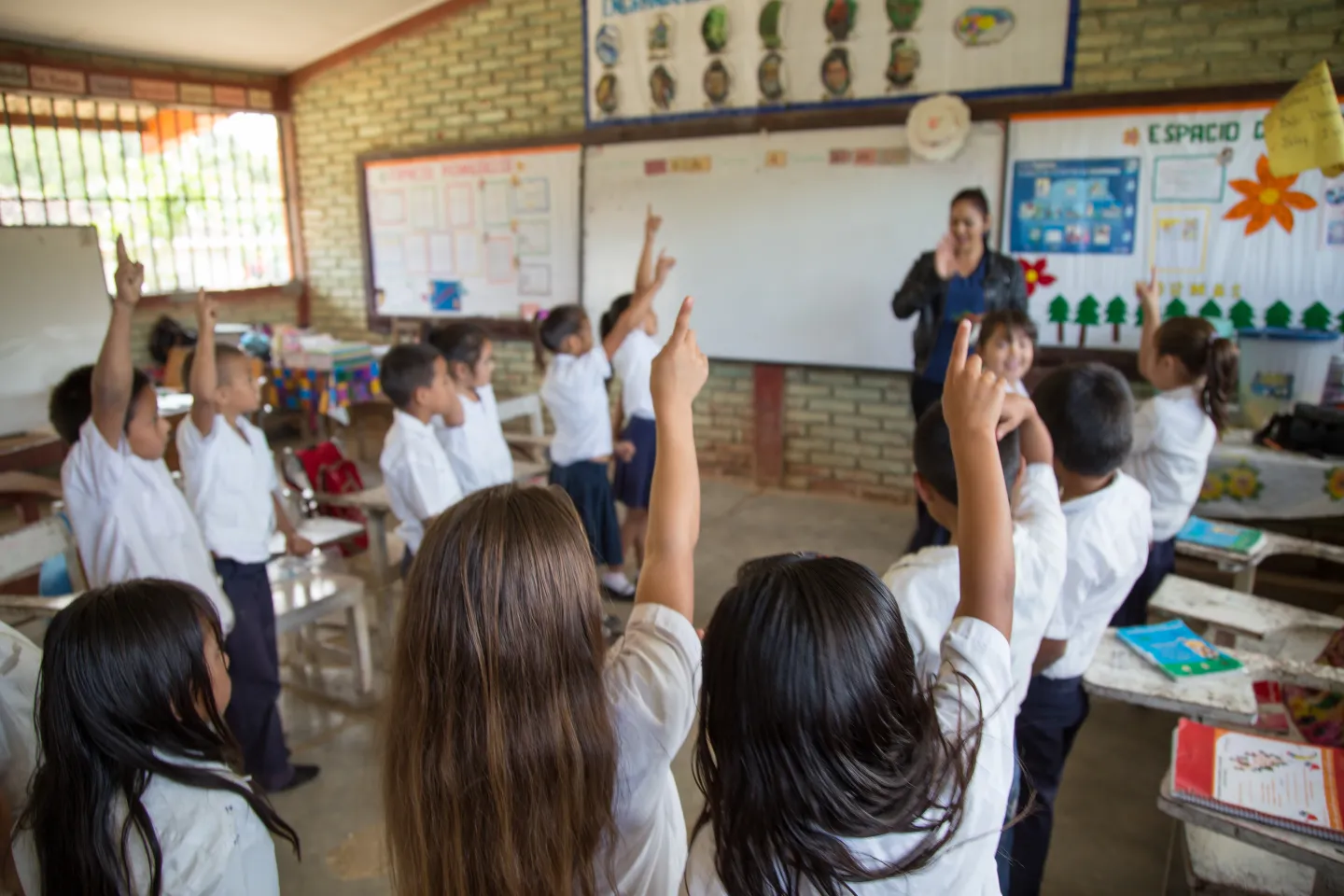 NI&ntilde;as y ni&ntilde;os participando durante las clases de matem&aacute;ticas