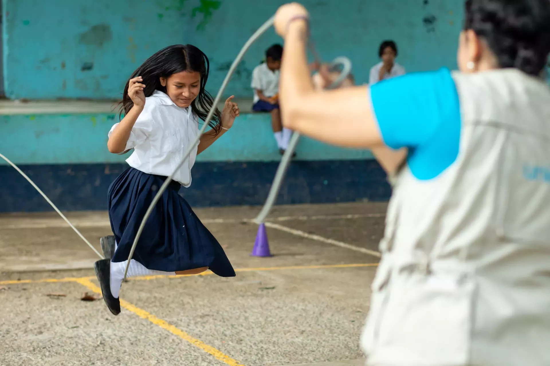 Ni&ntilde;a juega en escuela