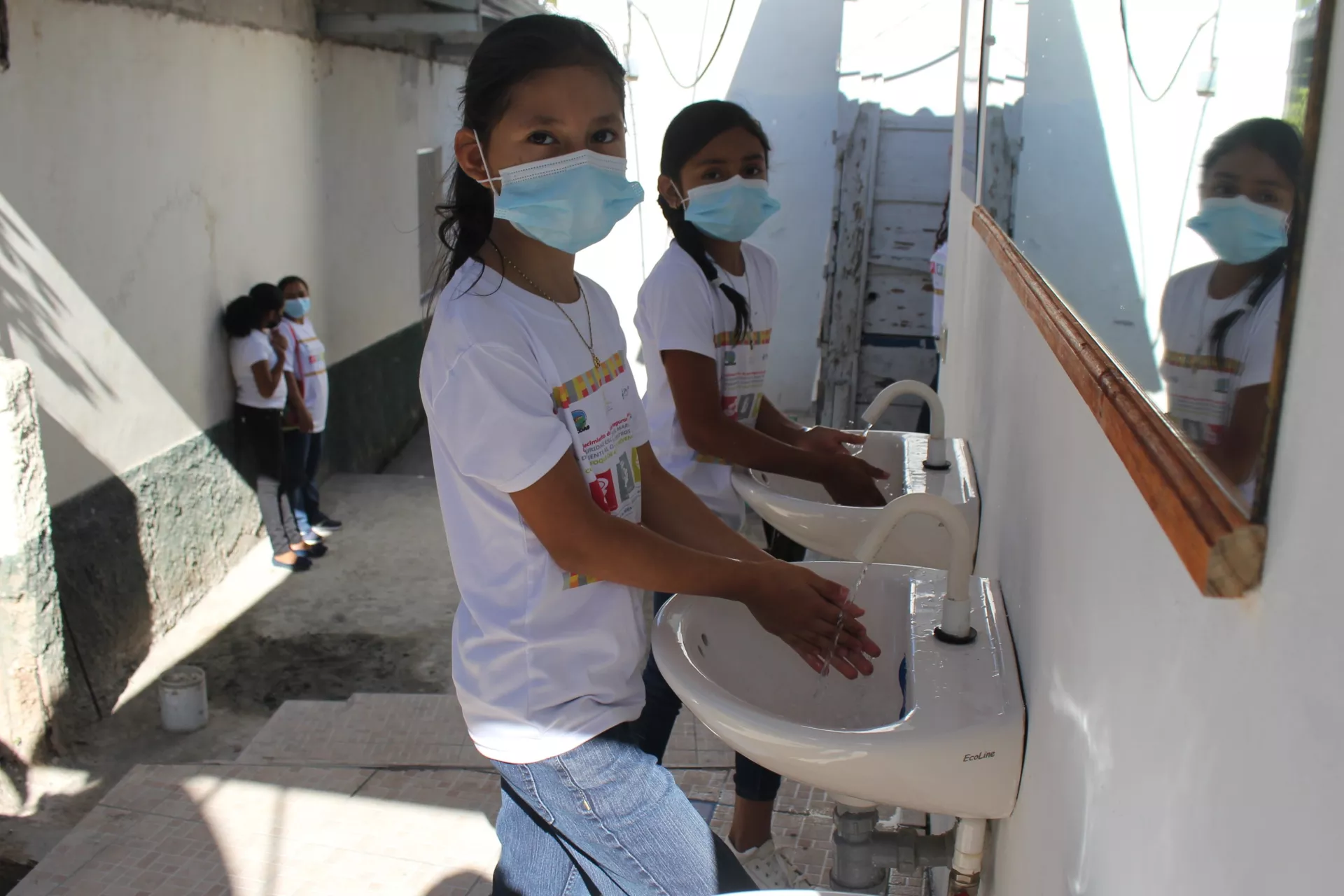 Estudiantes lavandose las manos en instalaciones ASH