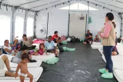 Ni&ntilde;ez en movilidad y sus familias reciben un lugar donde dormir.