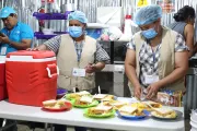 Ni&ntilde;ez y su familia reciben alimentos en CDTFM
