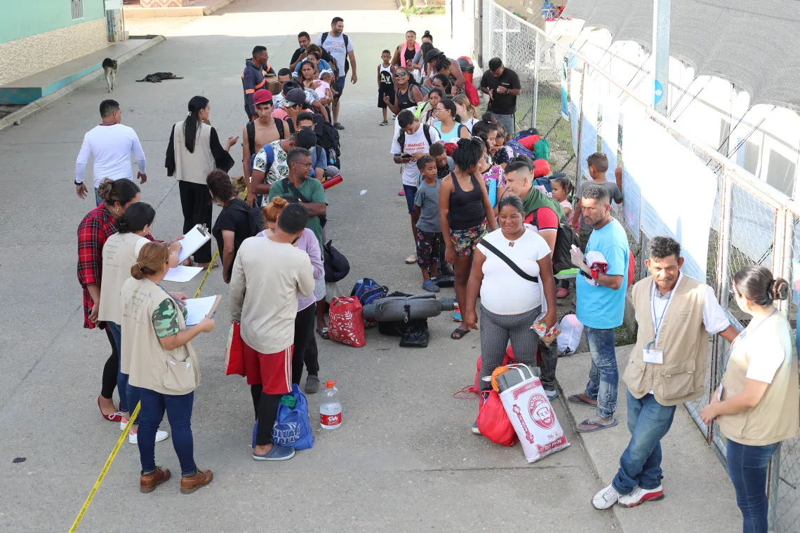 Familias en movimiento hacen fila para entrar al CDTFM